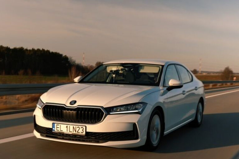 Photo d'une voiture blanche (skoda superb) sur l'autoroute