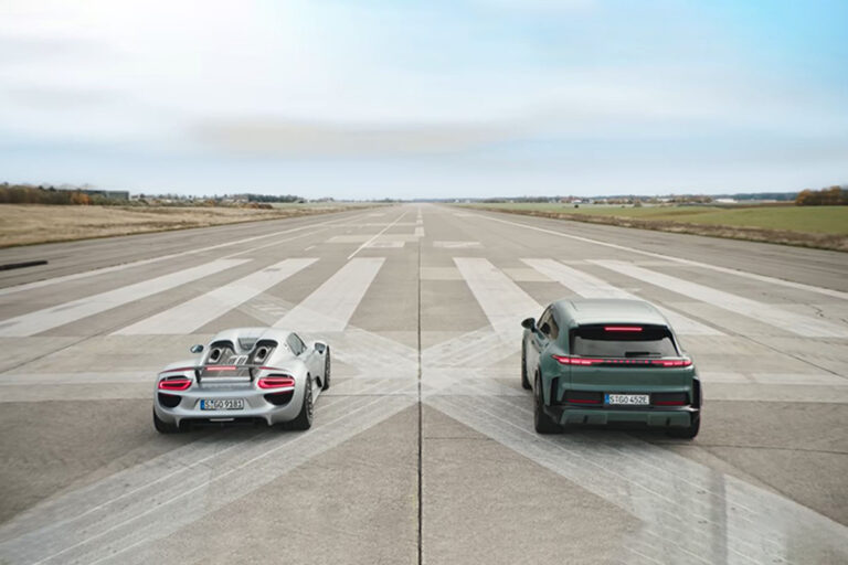 Une course organisée entre le nouveau porsche cayenne turbo electric et la 918 spyder