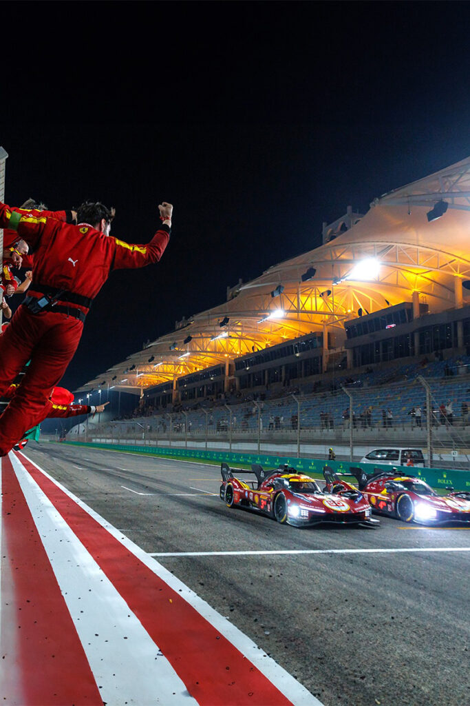 Une photo des deux Ferrari qui passent la ligne d'arrivée aux 8 heures de bahrein
