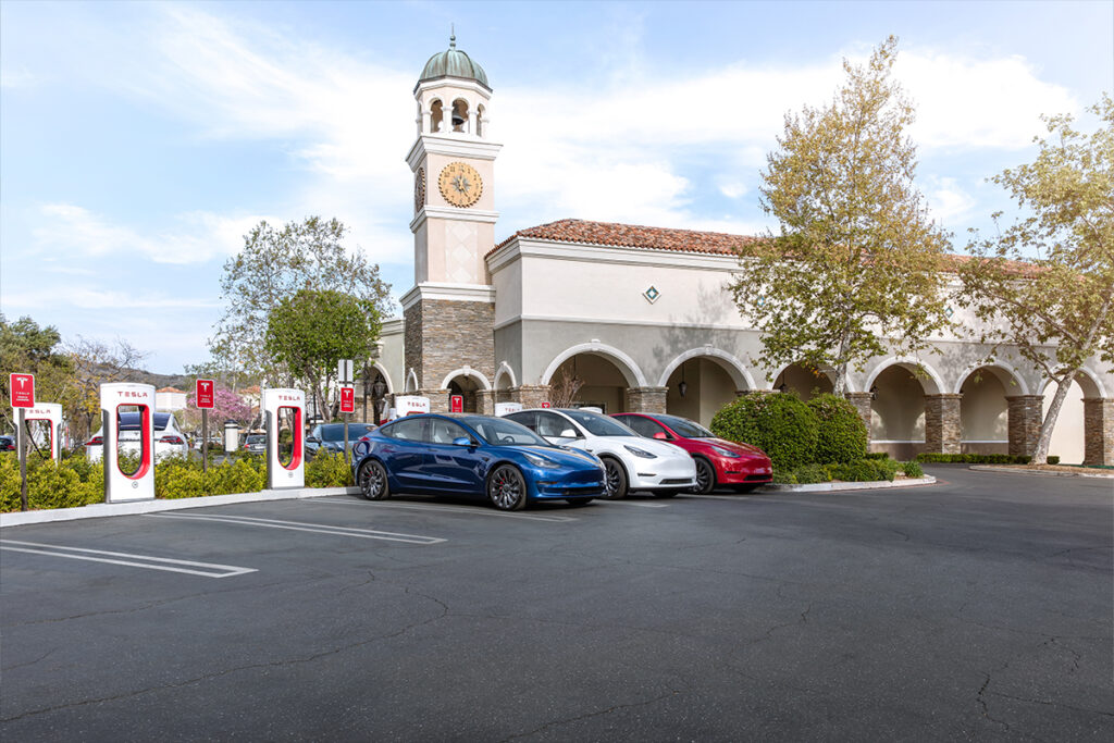 3 Teslas, en train de charger