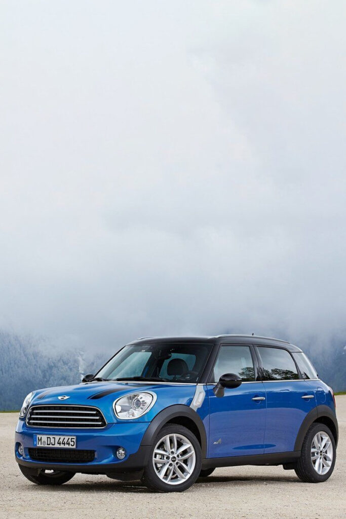 Une photo d'une Mini Countryman bleue