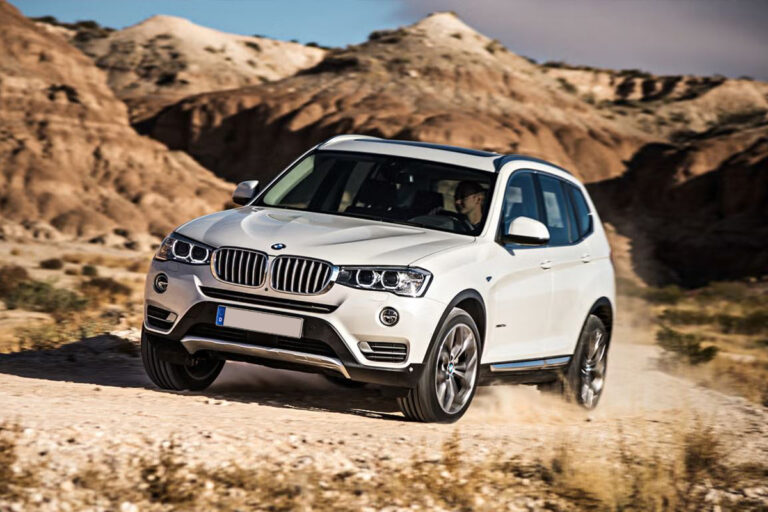 Une photo d'un SUV BMW blanc dans le desert