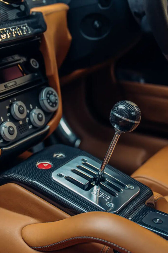 la boite manuelle d'une ferrari 599 gtb