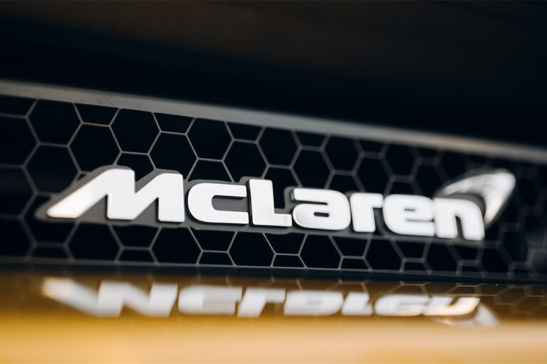 Le badge McLaren, sur une mclaren
