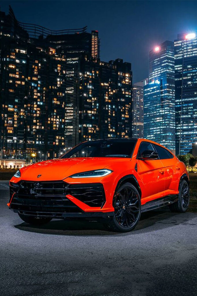 un SUV Lamborghini Urus dans la ville