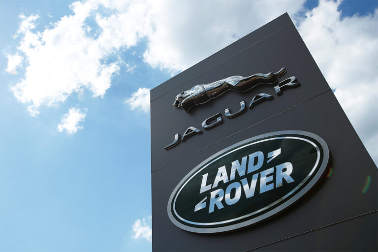 Une grande enseigne Land Rover Jaguar