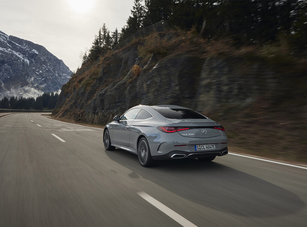 une mercedes hybride sur une route