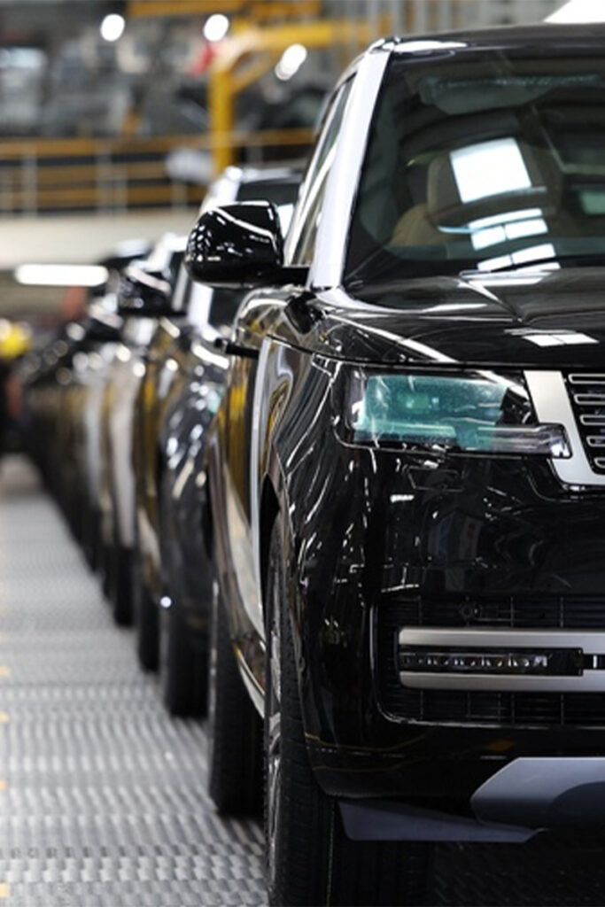 une ligné de Range Rover dans une usine