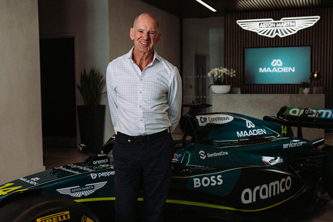 Adrian Newey, qui pose devant une F1 Aston Martin