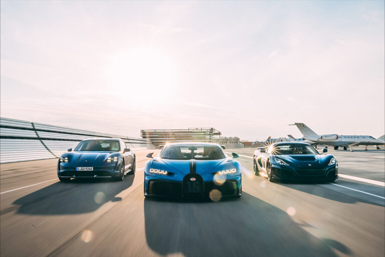 3 voitures sur une route : bugatti chiron pur sport, rimac nevera r et une porsche taycan turbo s