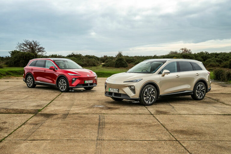deux MG S6 EV, un rouge et un gris