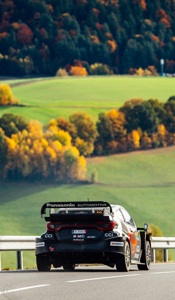 La yaris gr rally1 sur une route pendant une speciale