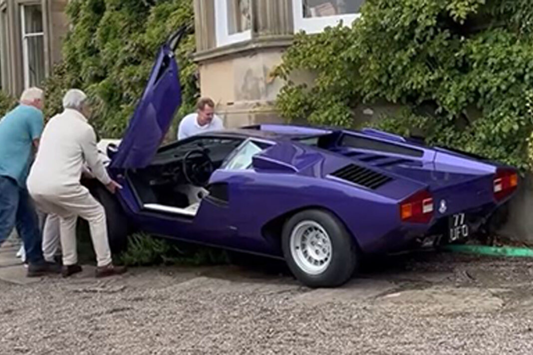 Une Lamborghini Countach « fantôme » prend vie seule et percute un château en Ecosse