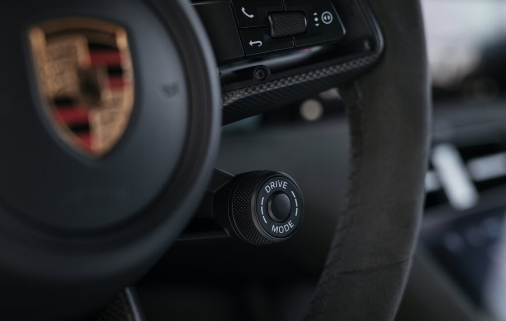 le bouton de mode de conduite sur la Porsche Taycan