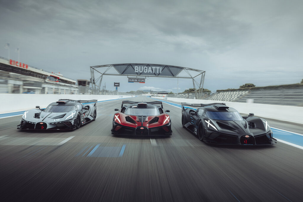 3 Bugatti Bolide sur la piste du circuit Paul Ricard, au Castellet