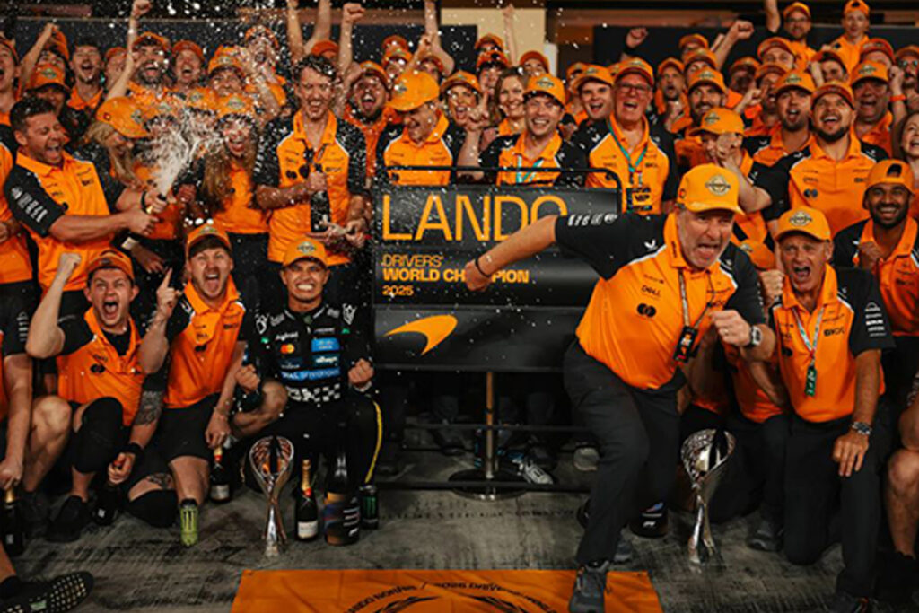 Norris et l'équipe mclaren, celebrant le titre
