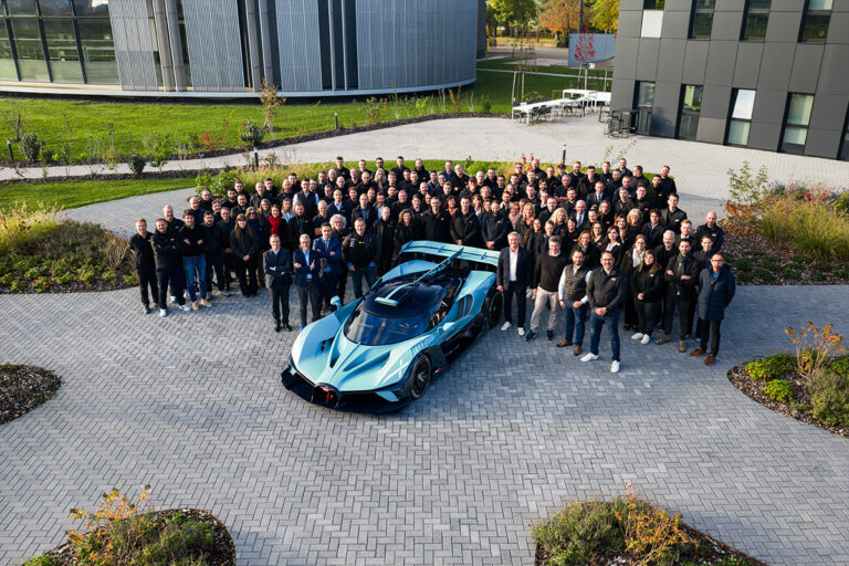 La dernière Bugatti Bolide et l'équipe Bugatti à Molsheim