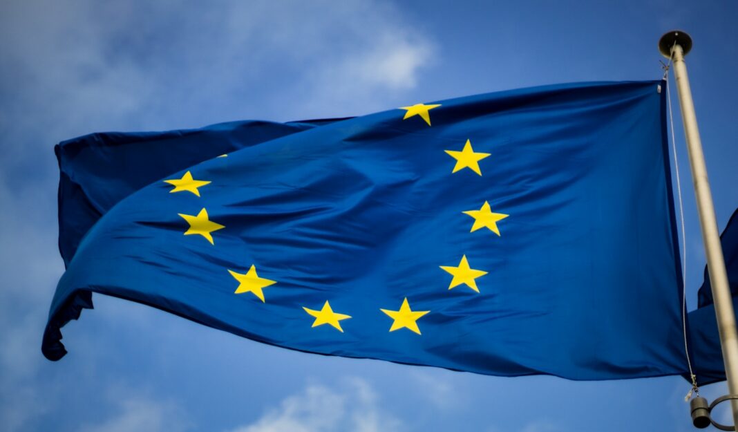 2035 : L’UE abandonne le tout-électrique (et les constructeurs respirent enfin)