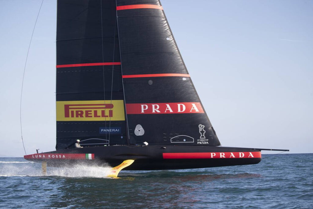 Le voilier de course AC75 Luna Rossa