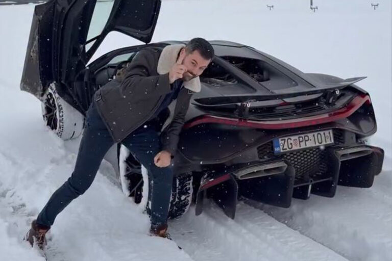 Mate Rimac devant une bugatti tourbillon dans la neige