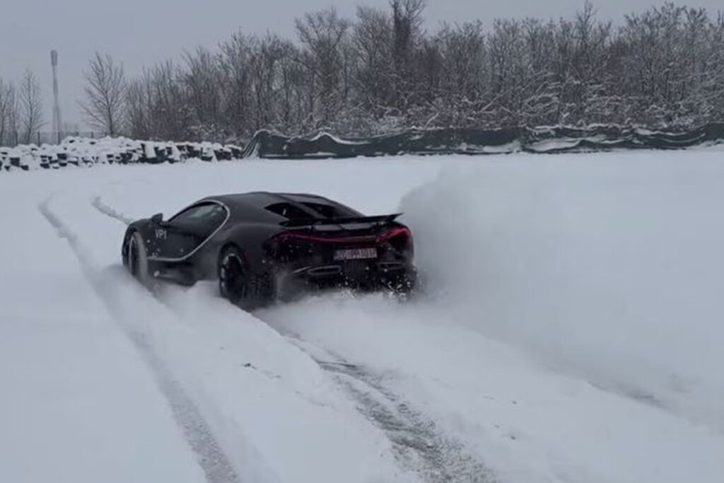 bugatti tourbillon dans la poudreuse