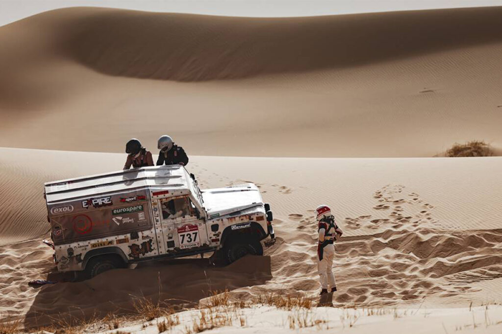 Un Defender lors du Dakar 2026