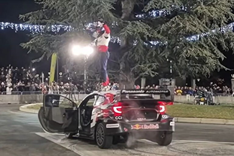 Ogier sur sa voiture, celebrant son titre de champion du monde des rallyes