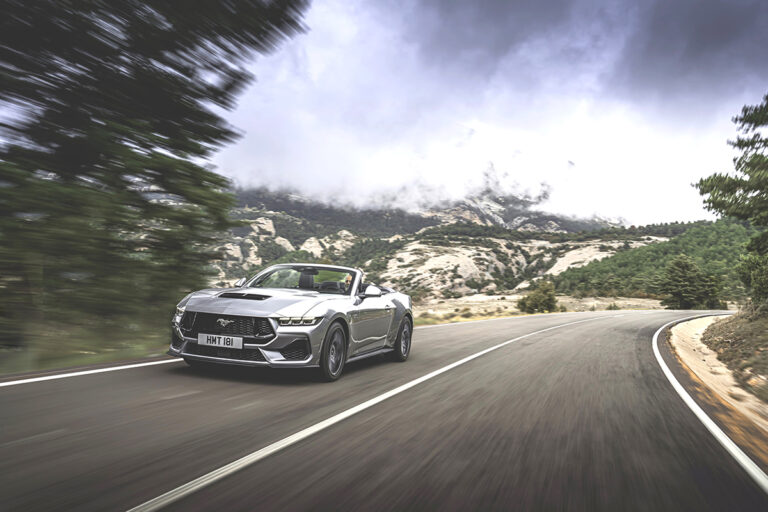 une Ford Mustang cabriolet 2025