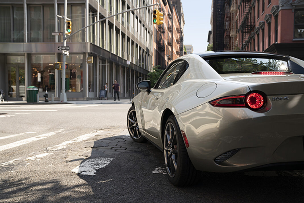 Mazda va à contre courant et promet une MX5 thermique, manuelle et sous la barre symbolique de la tonne
