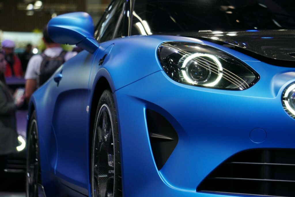Pourquoi pas louer une Alpine A110 pour votre roadtrip en Suisse ?