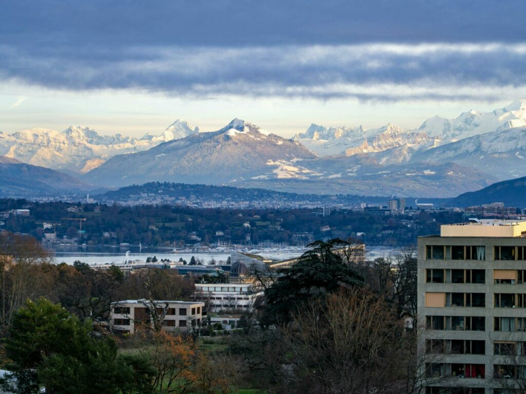 Vue de Genève et sur les Alpes.
