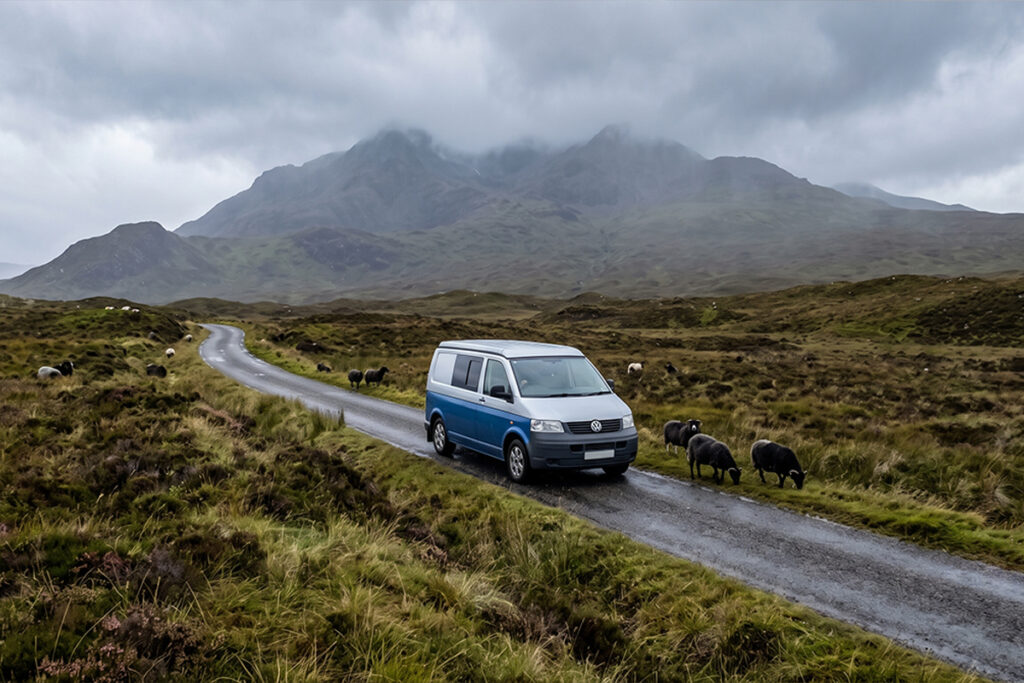 Van roulant sur une route étroite de l'île de Skye en Écosse