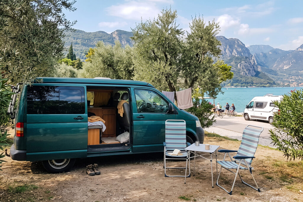 Aire de bivouac en van près du lac de Garde