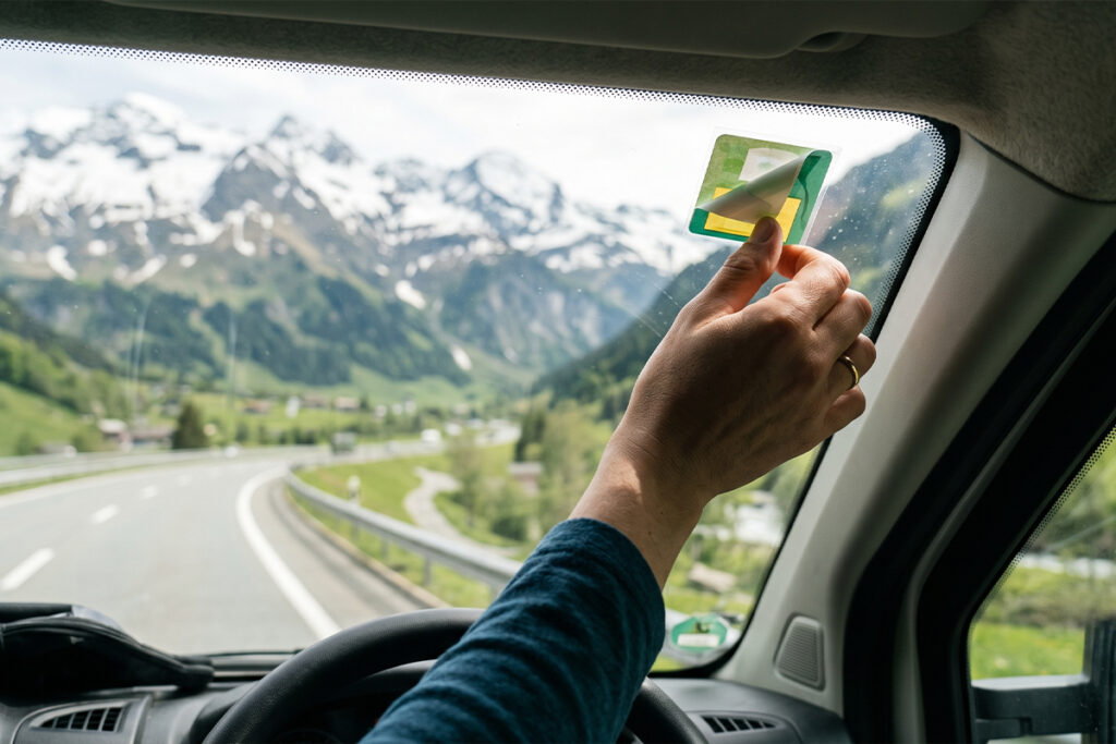 Pose de la vignette autoroutière suisse sur un pare-brise de van
