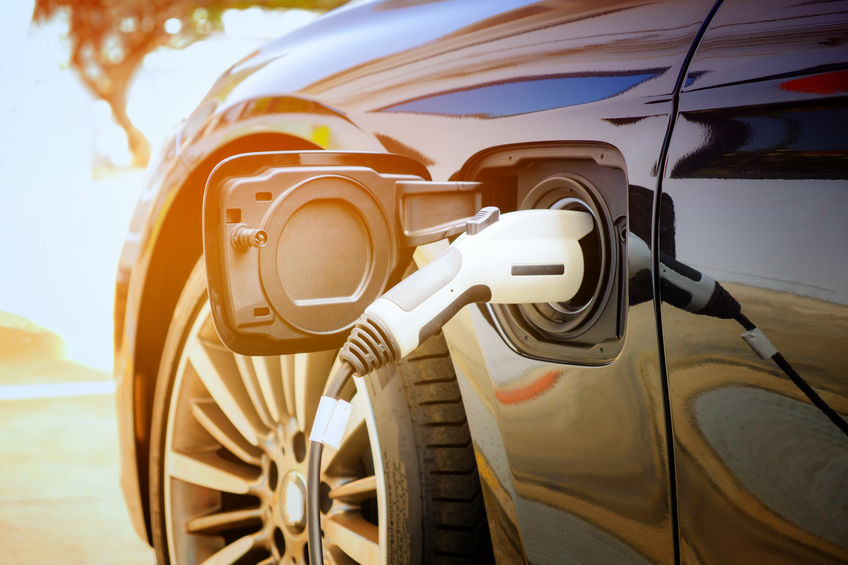 Louer une voiture électrique pour les vacances : quels critères vérifier??
